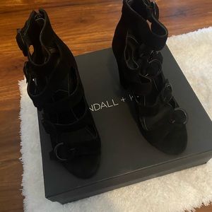 Blk suede open strappy boot